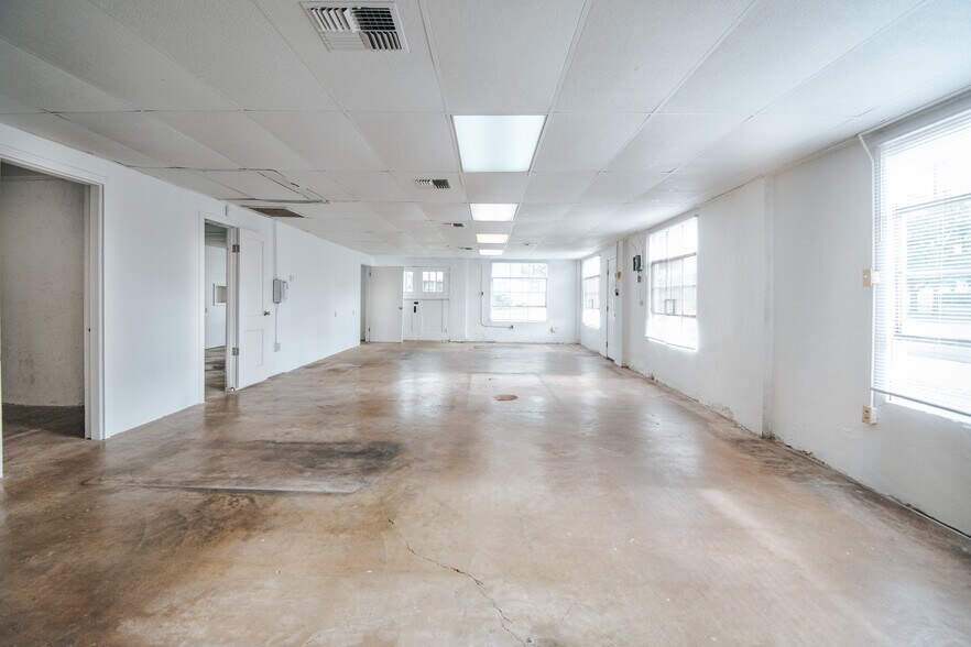 More Photos Of 305 N Laurent St, Victoria Flex For Lease