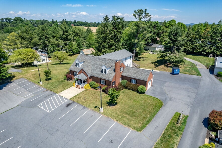 More Photos Of 2352 Jefferson Hwy, Waynesboro Office For Lease