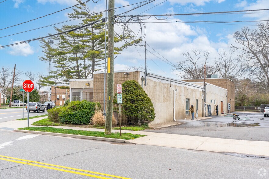 More Photos Of 121 W Oak St, Amityville Office For Lease