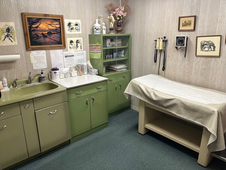 More Photos Of 1 Lake Rd, Congers Bank For Lease