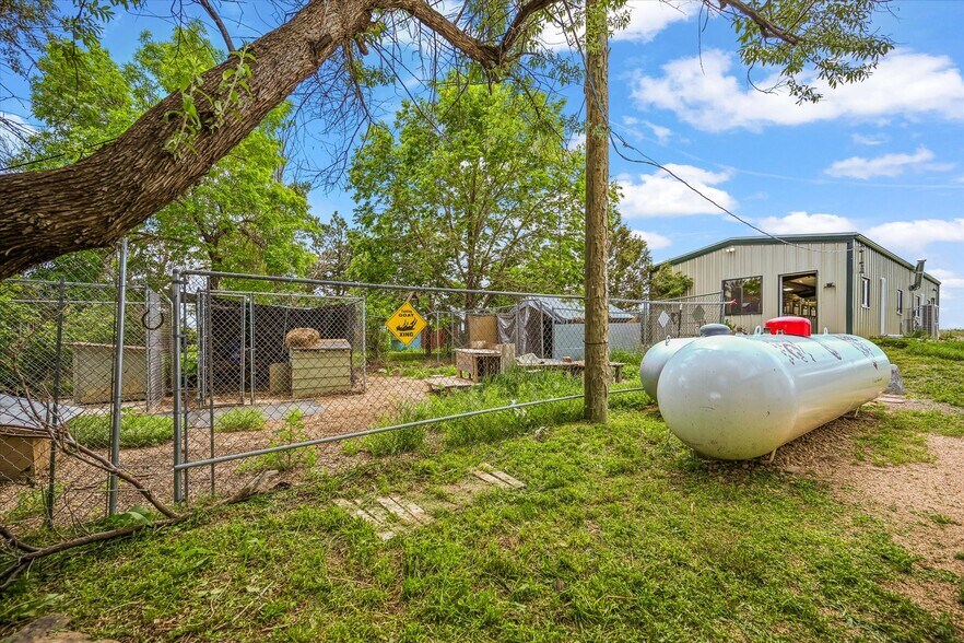 More Photos Of 1335 S Kio St, Watkins Veterinarian Kennel For Sale