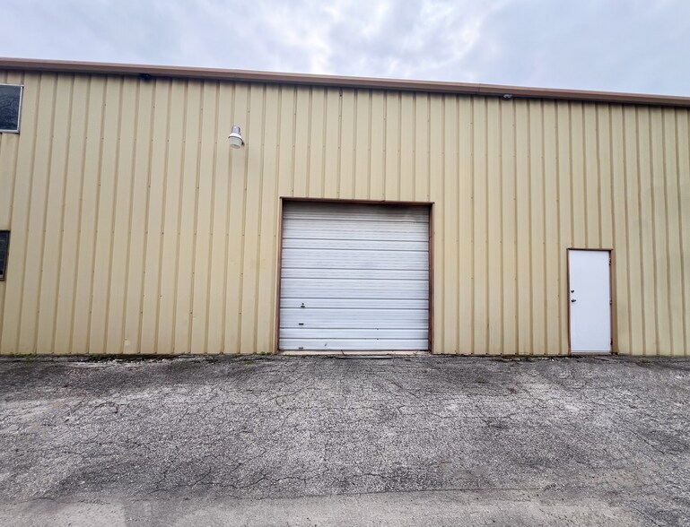 More Photos Of 925 Creekview Dr, San Antonio Manufacturing For Sale