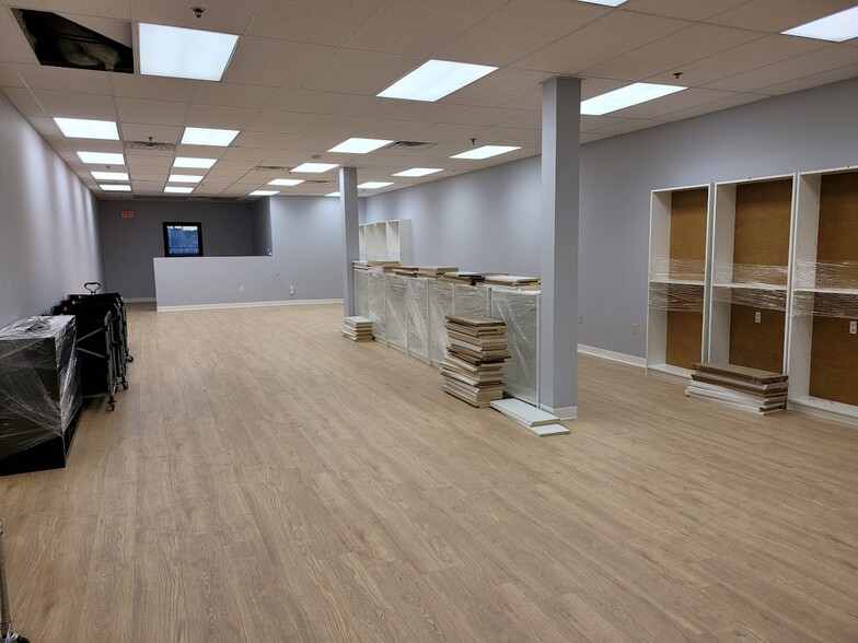 More Photos Of 495 Mola Blvd, Elmwood Park Warehouse For Lease