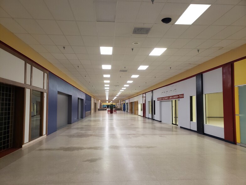 More Photos Of 990 W 41st St, Hibbing Unknown For Lease