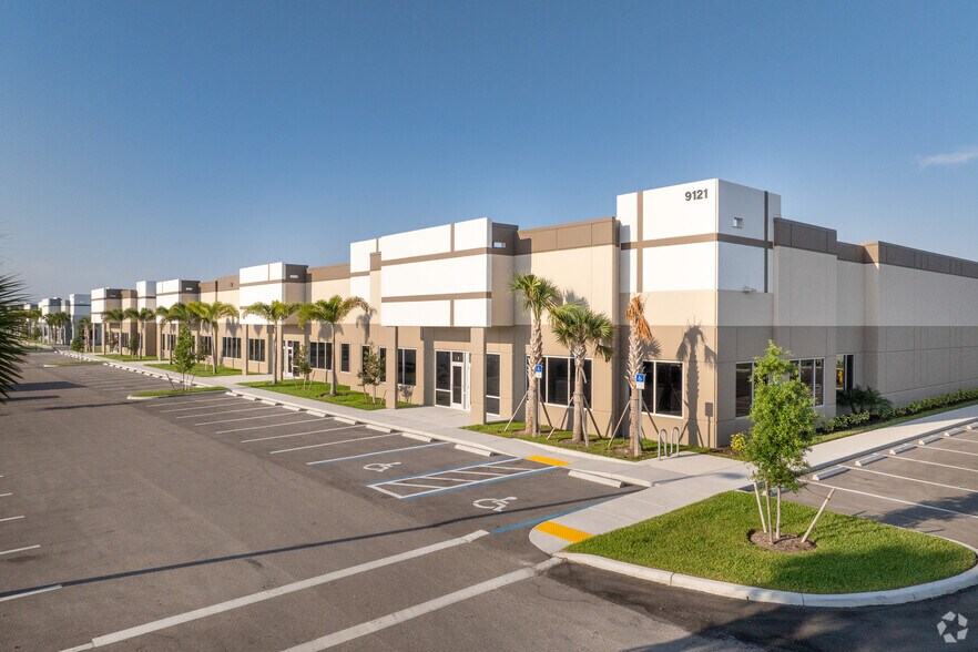 More Photos Of 9121 Centerlinks Commerce Dr, Fort Myers Warehouse For Lease