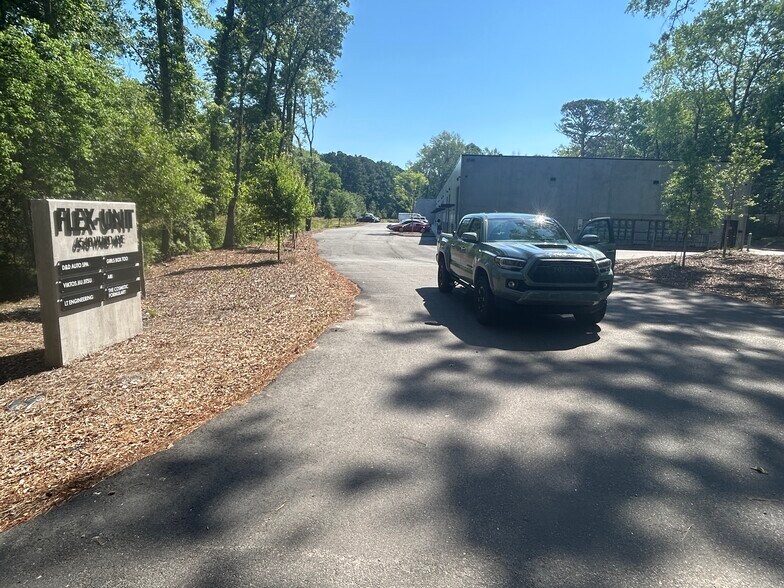 More Photos Of 6548 Ward Ave, Charleston Light Distribution For Lease