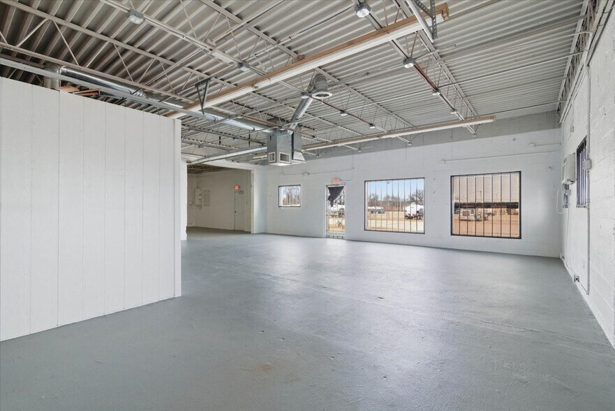 More Photos Of 4918 W 21st St, Tulsa Warehouse For Lease