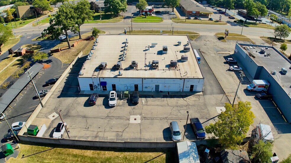 More Photos Of 8017-8067 N Wayne Rd, Westland Storefront For Lease