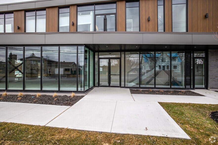 More Photos Of 1250 Rte Édouard-VII, Saint-Philippe Showroom For Sale