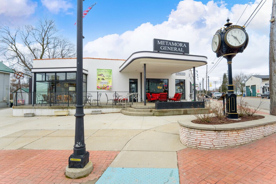 More Photos Of 4000 S Oak St, Metamora Storefront Retail Office For Sale