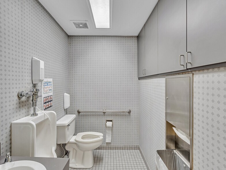 More Photos Of 4699 Nob Hill Rd, Sunrise Medical For Sale