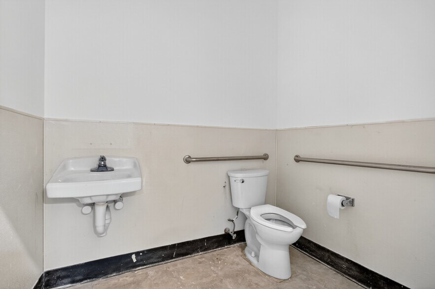 More Photos Of 1925 W Allegheny Ave, Philadelphia Freestanding For Sale