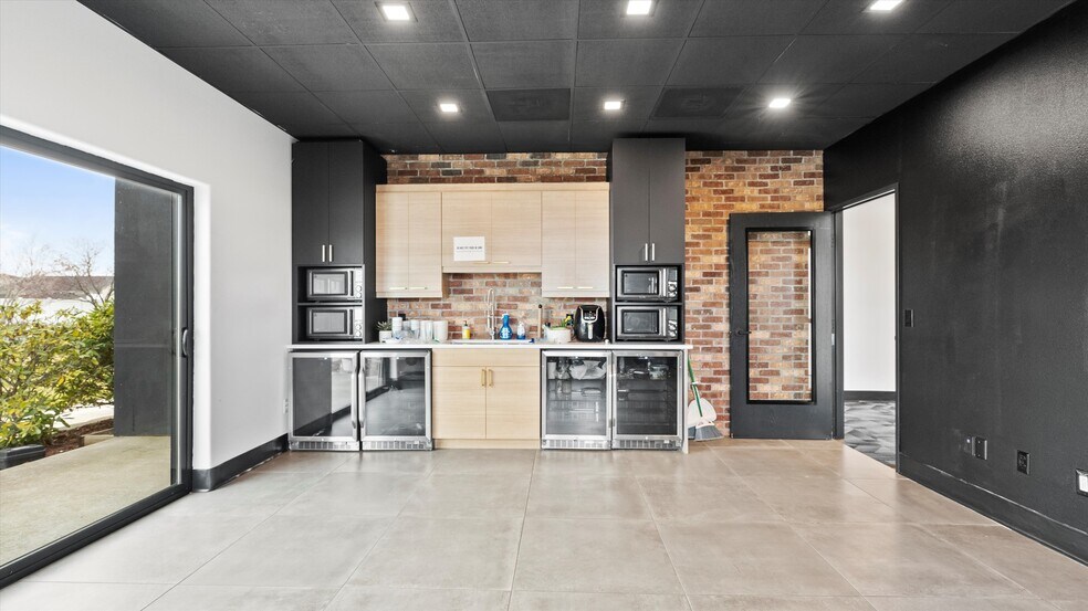 More Photos Of 5808 Bedford St, Pasco Office For Sale