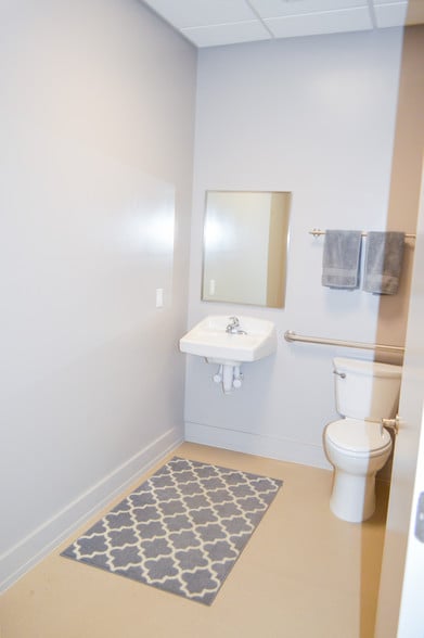 More Photos Of 7405 Westfield Blvd, Indianapolis Flex For Lease