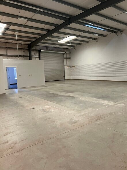 More Photos Of 8032 Dimiller Dr, Bakersfield Warehouse For Lease