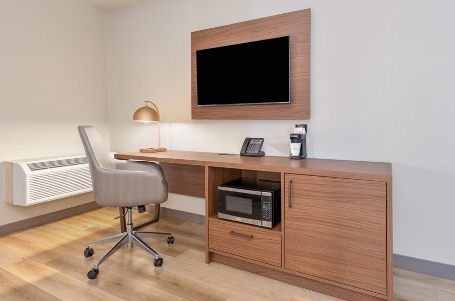 More Photos Of 4850 W John Carpenter Fwy, Irving Hotel For Sale