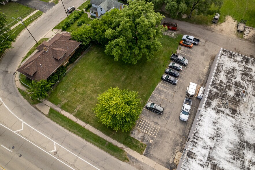 More Photos Of 415 N 3rd St, Rockford Light Distribution For Lease