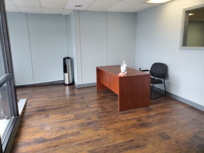 More Photos Of 2425 Hyde Park Blvd, Niagara Falls Freestanding For Lease