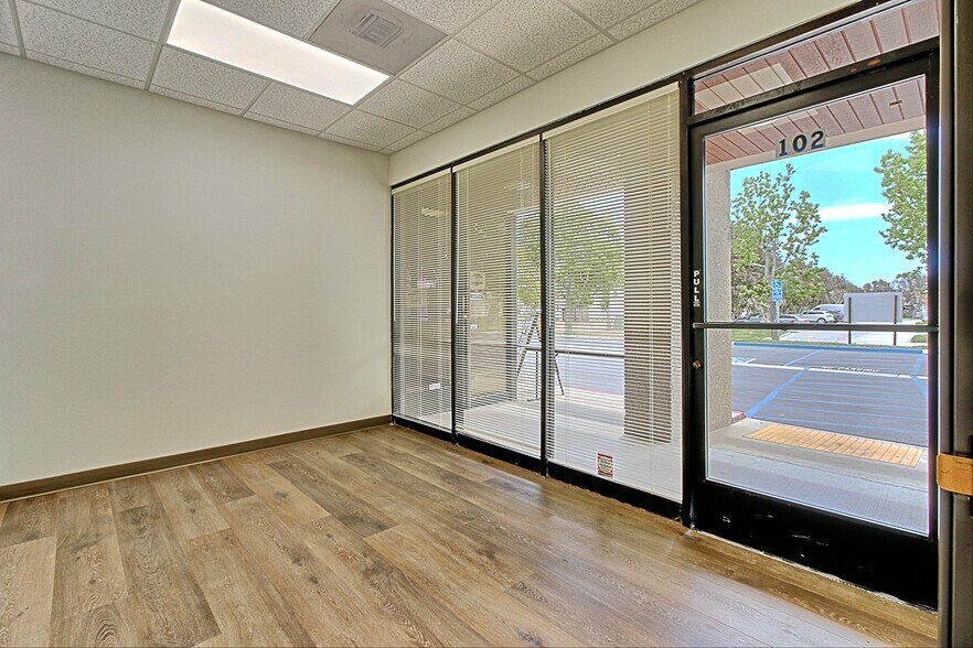 More Photos Of 4483 McGrath St, Ventura Service For Lease