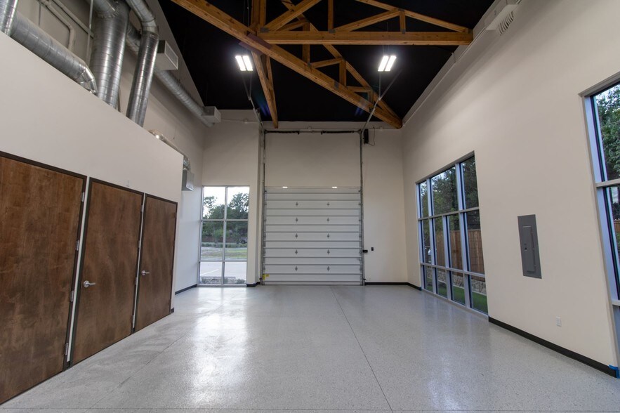 More Photos Of 1363 Brumlow Ave, Southlake Flex For Sale