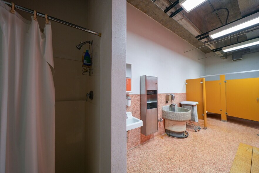 More Photos Of 1555-1557 SE Crystal Lake Dr, Corvallis Warehouse For Lease