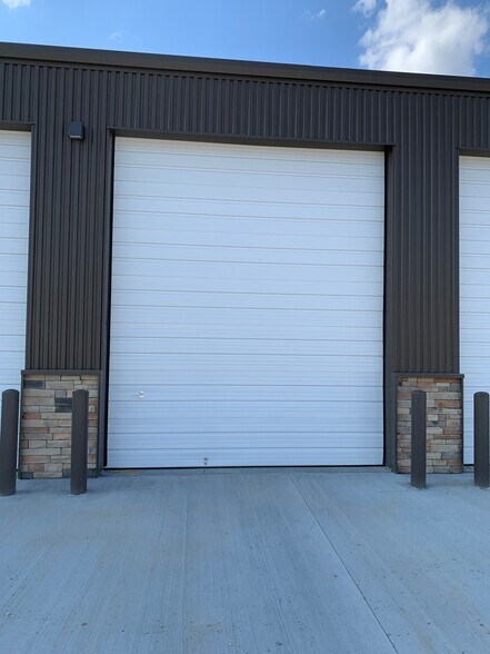 More Photos Of 9501 NE 76th St, Kansas City Warehouse For Lease