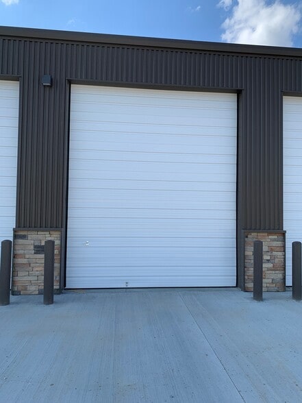 More Photos Of 9501 NE 76th St, Kansas City Warehouse For Lease
