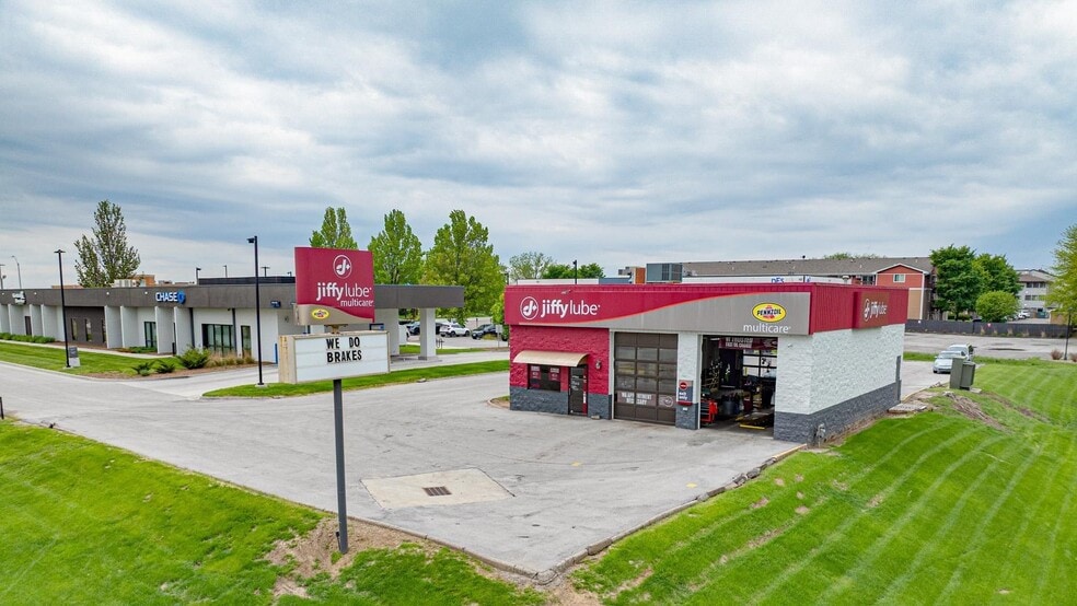 Primary Photo Of 6136 SE 14th St, Des Moines Auto Repair For Sale