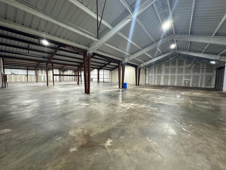 More Photos Of 2528-2532 Lucena St, Charlotte Warehouse For Sale