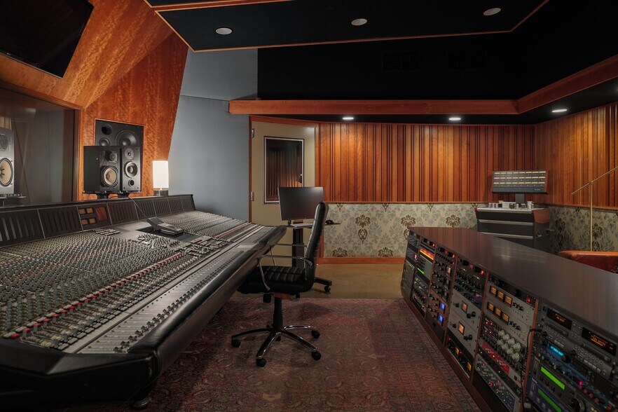 More Photos Of 2205 E 12th St, Austin Movie Radio TVStudio For Sale