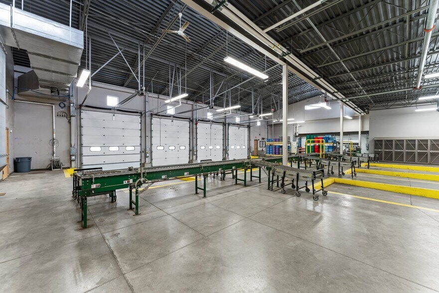 More Photos Of 11180 86th Ave N, Osseo Flex For Lease