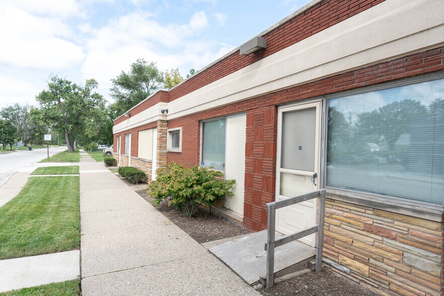 More Photos Of 18101-18111 E Warren Ave, Detroit Flex For Lease