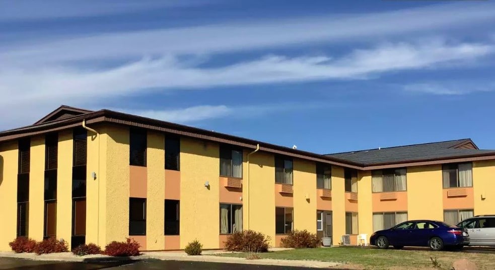 Primary Photo Of 833 N Frontage Rd, Wisconsin Dells Hotel For Sale