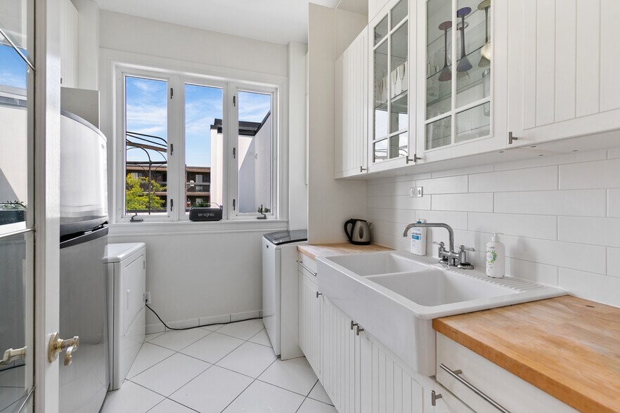 More Photos Of 839 Erie E, Windsor Restaurant For Sale