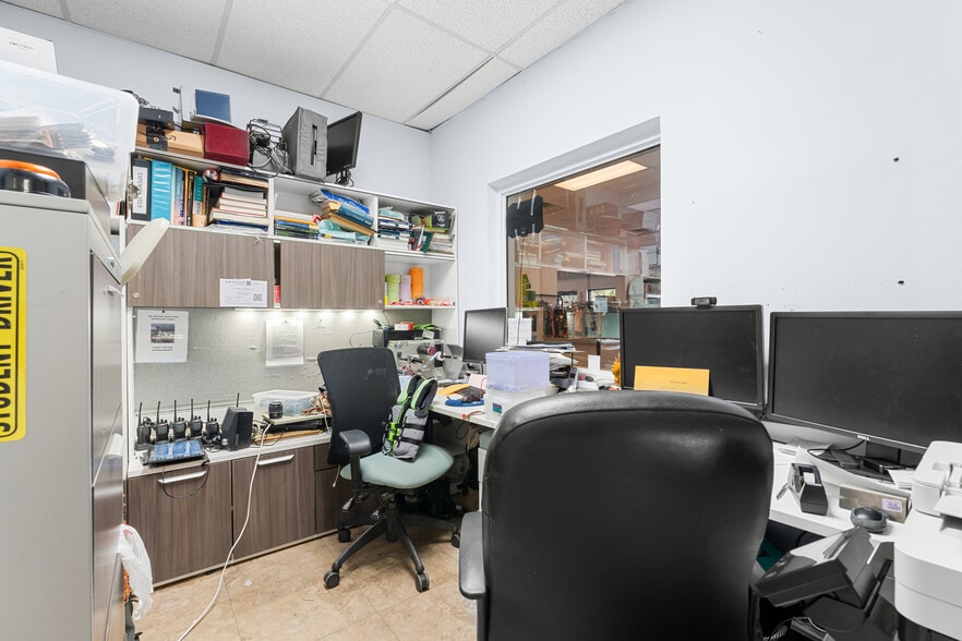 More Photos Of 6 Television Cir, Savannah Freestanding For Lease