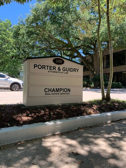 More Photos Of 100 Rue Iberville, Lafayette Office For Lease