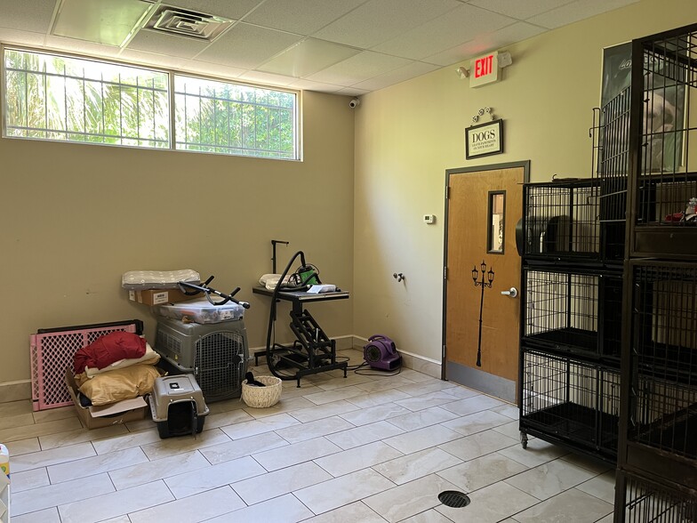 More Photos Of 1343 Lane Ave S, Jacksonville Veterinarian Kennel For Sale