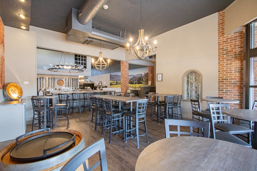 More Photos Of 104 Macomb Pl, Mount Clemens Restaurant For Sale