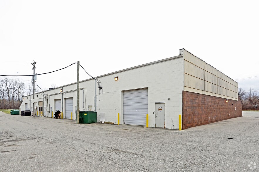 More Photos Of 1010-1050 W Hamlin Rd, Rochester Hills Research And Development For Lease
