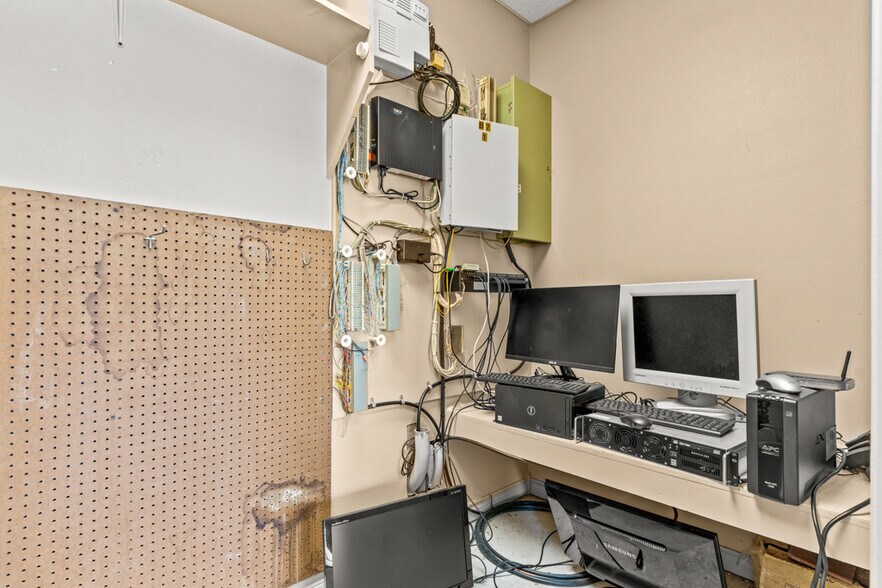 More Photos Of 112 US Highway 271 N, Gilmer Office For Lease