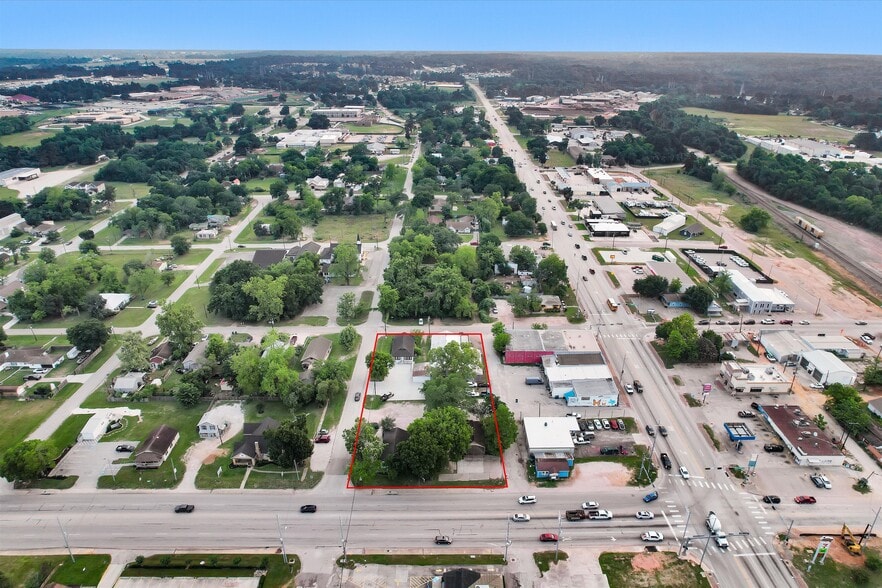 More Photos Of 108 W Montgomery St, Willis Flex For Sale