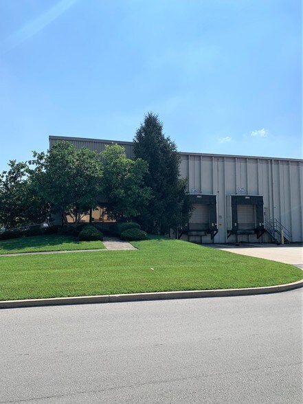 More Photos Of 7925 National Tpke, Louisville Manufacturing For Lease