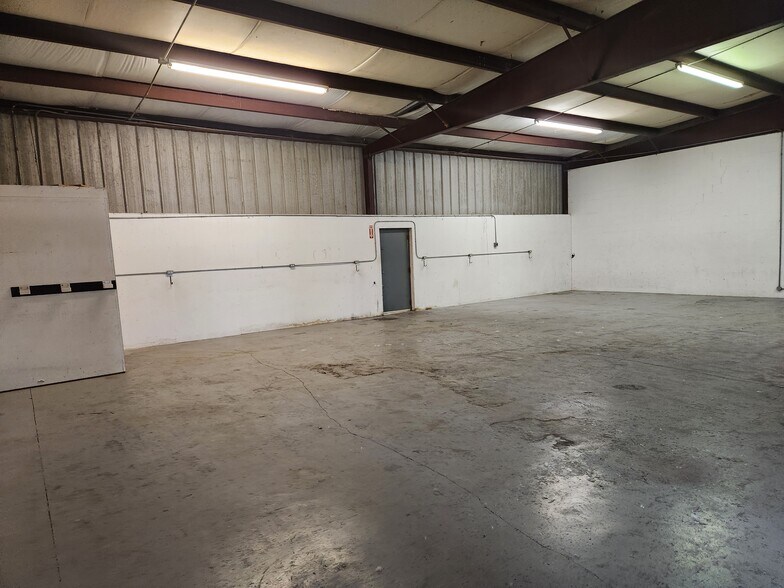 More Photos Of 1617 Peach Leaf St, Houston Warehouse For Lease