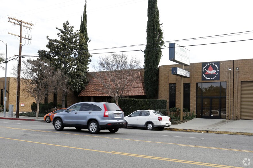 More Photos Of 18730 Oxnard St, Tarzana Warehouse For Lease