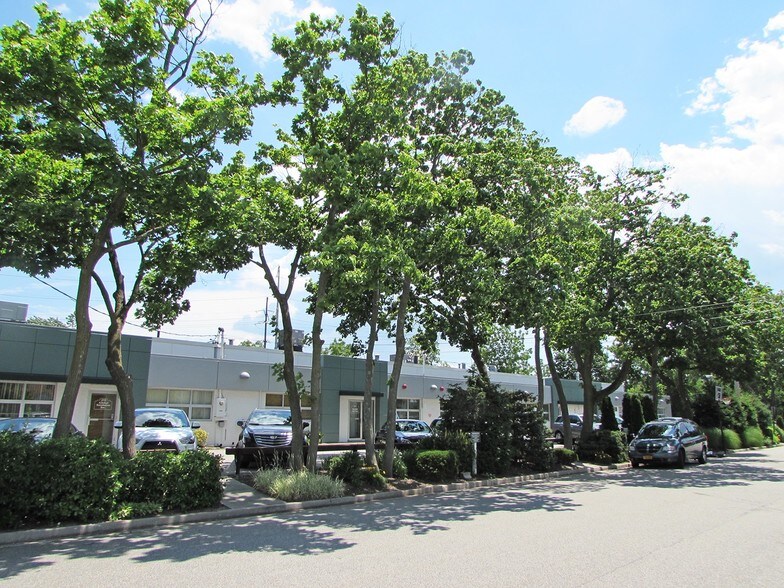 More Photos Of 201-223 Park Ave, Hicksville Warehouse For Lease
