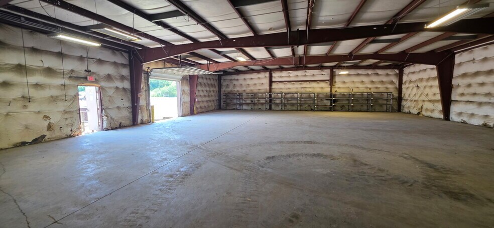 More Photos Of 5130 Hendersonville Rd, Fletcher Warehouse For Lease