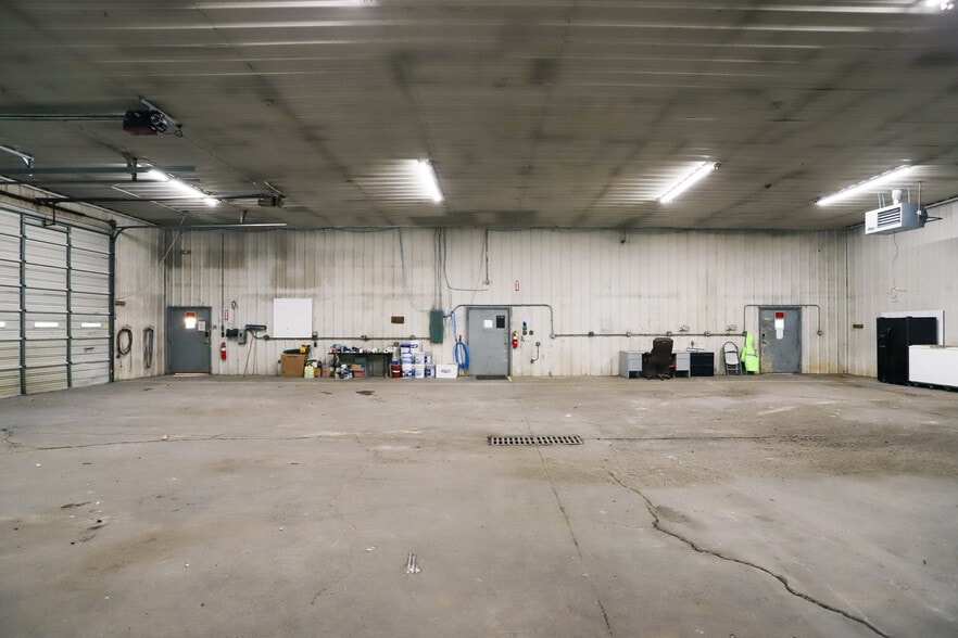 More Photos Of 1301 Fabricon Blvd, Jeffersonville Light Manufacturing For Lease