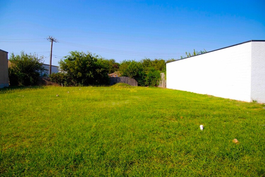 More Photos Of 2454 NW Dallas St, Grand Prairie Light Distribution For Sale