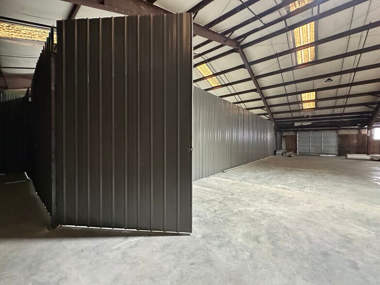 More Photos Of 658 Southern Ave, Fayetteville Warehouse For Lease