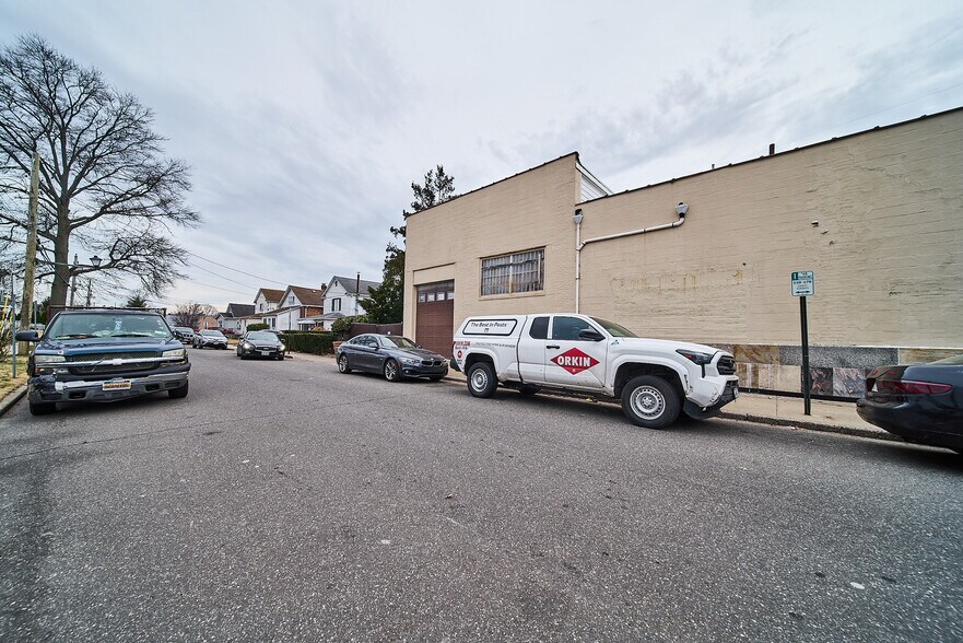 More Photos Of 2100 Jericho Tpke, Garden City Park Warehouse For Lease